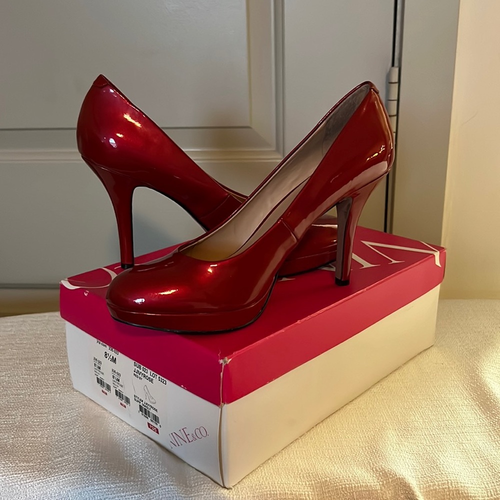 Nine & Co size 8.5 ruby red platform pumps
